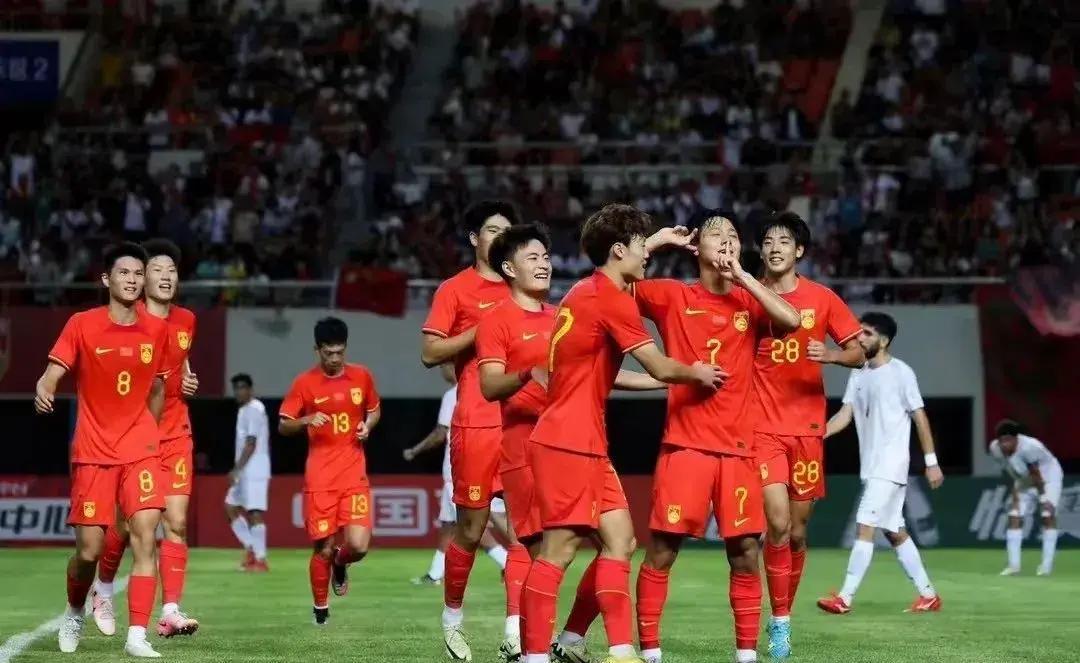 关于足球场上精彩对抗展开，球员们全力以赴拼搏的信息